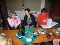 Debata u stolu zleva :  Janka Fargaov, Vrka imonoviov, Vilma Sikorov
