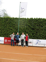 Vlajka Tennis Club Tinec, z.s. zleva :  Pavel Sikora, Ale Dobesch, Ren Farga, Petr Sikora