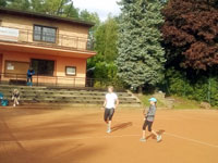 astnice turnaje zleva :  Olga Mencnarovsk, Veronika Klrov