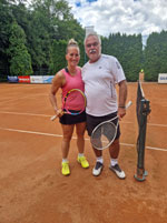 astnci turnaje zleva :  Martina Jindrov, Roman Huka
