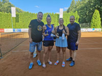 Dv astnice turnaje zleva :  Martina Jindrov, Barbora Zajoncov
