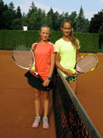 Finalistky dvouhry zleva :  Chiara Nella Ondroukov, Adriana Gaov