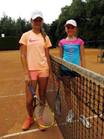 Semifinalistky dvouhry zleva :  Adriana Gaov, Natalie Plankov