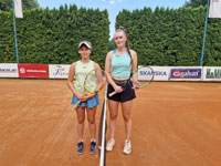 Finalistky dvouhry zleva :  Karin Kalavsk, Markta Motykov