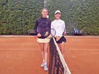 Semifinalistky dvouhry zleva :  Ellen Knapkov, Laura Hjkov