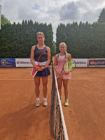 Finalistky dvouhry en zleva :  Marie Svozilov, Rozlie Vrajkov