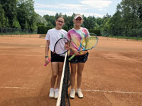 Finalistky dvouhry zleva : :  Nina Abrahamczikov�, Lilien Hupkov�