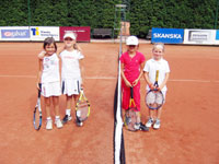 Dvky ped tyhrou zleva :  Nikol Nevolov, Barbora Hanuov, Beata Kotlrov, Anna Siskov