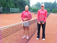 Finalistky dvouhry en zleva :  Radana Holuov, Gabriela Horkov