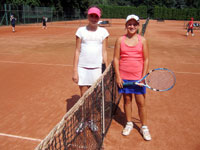 Semifinle dvouhry dvek zleva :  Kateina Kawulokov, Alena Zuzankov