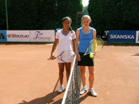 Semifinalistky dvouhry en zleva :  Pernilla Mendesov, Jarmila Sikorov