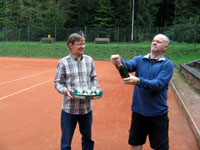 Otevírání šampaňského :  Pavel Sikora a Aleš Dobesch