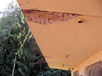 Poškozené omítky balkónu