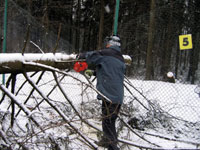 René Fargač při řezání dřeva