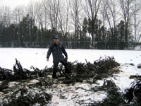 René Fargač při úklidu dřeva
