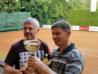 Vítězové turnaje s pohárem zleva :  Vilém Kubík, Tomáš Sikora