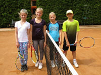 Foto po čtyřhrách zleva :  Barbora Šváňová, Lucie Fargačová, Magdaléna Sližová, Šimon Czernek