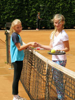 Foto po dvouhrách zleva :  Magdaléna Sližová, Barbora Šváňová