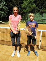 Foto po dvouhrách zleva :  Jarmila Sikorová, Kvido Kozlovský