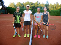 Semifinalistky tyhry zleva :  Kristna Tulov, Tina Sojkov, Terezie Schirmerov, Karolna Kvochov