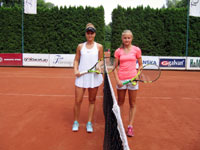 Finalistky dvouhry en zleva :  Barbora Miklov, Karolna Kubov