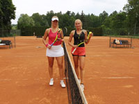 Finalistky dvouhra eny zleva :  Martina Kudelov, Kristna Jurkov
